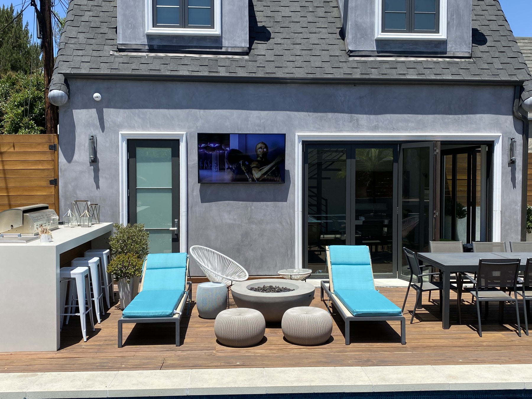 Beverly Grove patio with outdoor television and lounge seating